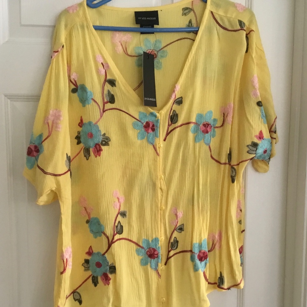 NWT Pretty Embroidered Front Tie TOP!!